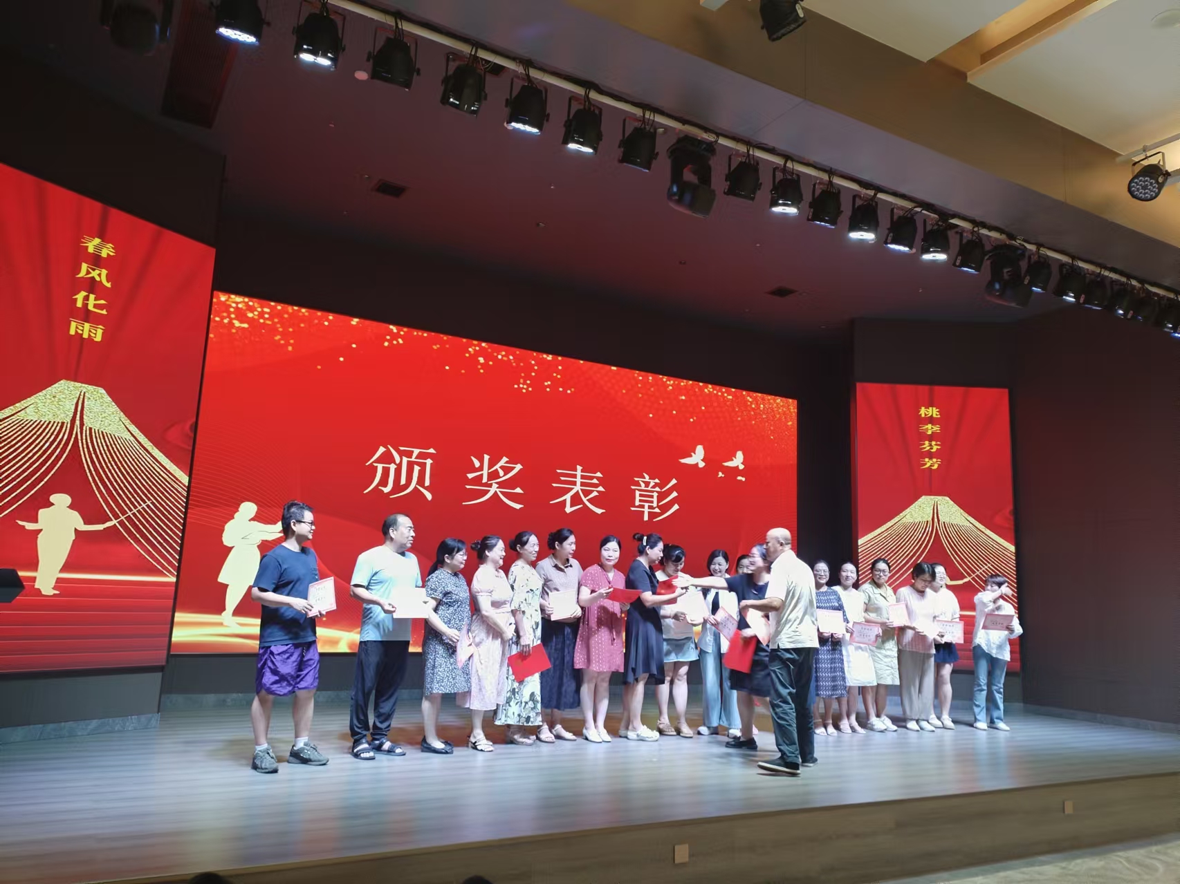 9月10日，曙光学校教师节文艺晚会在米兰体育-米兰（中国）
溢香园酒店举办